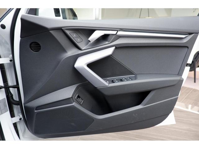 �o�b�N�J�����ɂĎԗ�����̉f�����f���o�����ԑ�����T�|�[�g���܂��B