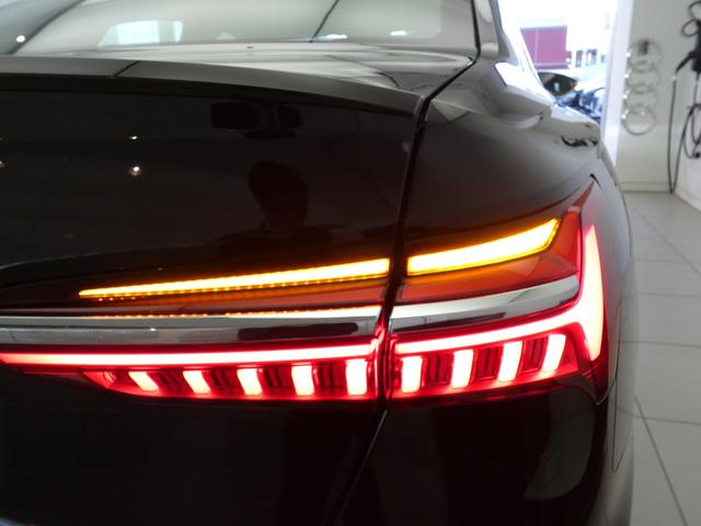 �P�{�̐������C���Ƒ����̒Z�������Z�O�����g�ō\�������@�k�d�c�����R���r�l�[�V�������C�g�������I�ȕ��͋C����ۂÂ��܂��B