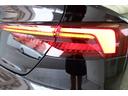 ダイナミックターンインジケーターは周囲に対して光のウェーブで車が曲がる方向を表示します。
