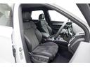 Audi Q5のデザインと走りをさらにスポーティにグレードアップするS lineパッケージを装備しております。シートはアルカンターラ/レザーのハーフレザーでS lineロゴが刻印されております。