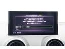 AppleのCarPlayやAndroid Autoのアプリを通じて、スマートフォンのコンテンツをMMIディスプレイに表示することができます。