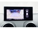 バックカメラにて車両後方の映像を映し出し駐車操作をサポートします。