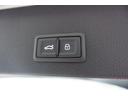 大きく開口するトランクは電動式です。施錠ボタンを押せば車両のロックができます。
