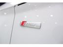 両側のフロントフェンダーには「S-line」エンブレムが施されスポーティーさをさりげなく主張しています。