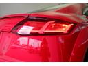 立体的にデザインされたテールライトとそれらを結ぶLEDブレーキライトがAudi TTの個性を際立たせます。