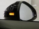 走行中、車両の斜め後方に併走するクルマを発見すると、ドアミラー内側のLEDを点灯してドライバーに注意を促します。さらにLED点灯中にターンシグナルを出すと、LEDが点滅して事故の危険を知らせます。