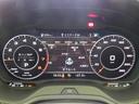 画面のレイアウトはステアリングのスイッチで切り替えることができ、運転に集中しながら、必要な情報を瞬時に得ることができます。