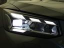 カメラで前走車や対向車を検知し、刻々と変わる道路状況に合わせて配光を変えるマトリクスLEDヘッドライトをオプション装備しています。Audiの先進性を象徴する技術です。
