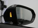 走行中、車両の斜め後方に併走するクルマを発見すると、ドアミラー内側のLEDを点灯してドライバーに注意を促します。さらにLED点灯中にターンシグナルを出すと、LEDが点滅して事故の危険を知らせます。