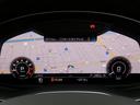 メーターパネル内の液晶ディスプレイに地図表示などの機能を統合することで運転時の操作性を飛躍的に高めてくれる「アウディバーチャルコックピット」を装備しております。Audiの先進性を象徴する技術です。