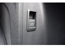運転席ドアからでもトランクゲートを開口できます。