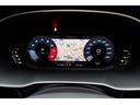 画面のレイアウトはステアリングのスイッチで切り替えることができ、運転に集中しながら、必要な情報を瞬時に得ることができます。