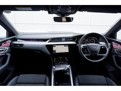水平基調のダッシュボードと、運転席と助手席を取り囲む“ラップアラウンドデザイン”が、広く開放的なコックピットを演出しております。 4