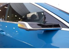 Ａピラーに取り付けられたカメラ映像を車内の７インチＯＬＥＤに表示し角度もタッチスクリーンで操作可能です。サイドアシストの作動時にもタッチスクリーンで警告を表示しウインカー時にも点灯します。 6