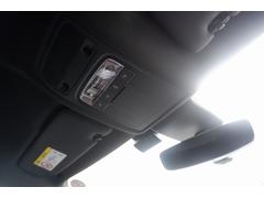 ルームミラーには自動防眩機能が装備されています。後方車両のヘッドライトで眩しくなることもありません。 2