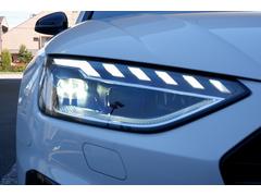 マトリクスＬＥＤヘッドライトは車両に搭載されたカメラとソフトウェアによって感知・解析し、周囲の状況、対向車や先行車両の位置に合わせてヘッドライトの照射を自動調整します。 3