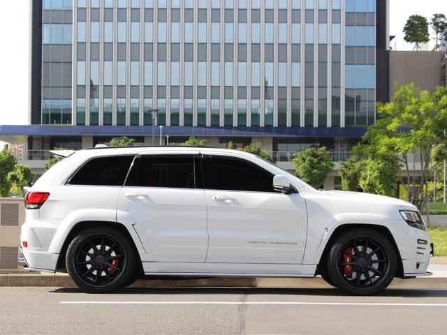 ＳＲＴ８　ＦＥＲＲＡＤＡ２２ＡＷ　茶革　ＢＣＤワンオフ加工（フロント・サイド・リア・オーバーフェンダー）　社外ゲート・ルーフスポイラー　ローダウン　ワンオフ４本出マフラー(3枚目)