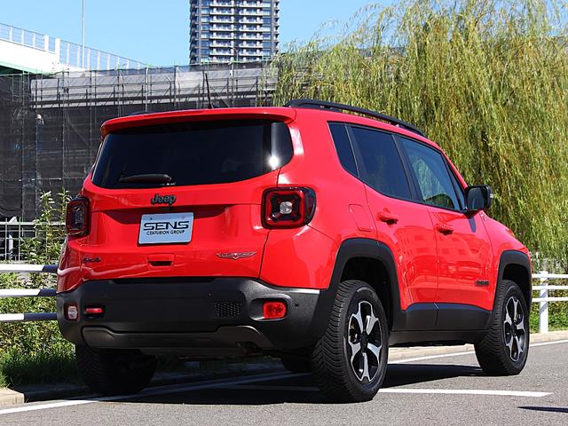 ジープ・レネゲード トレイルホーク　４ＷＤ　カープレイ　純正ナビ　地デジ　バックカメラ　ＥＴＣ（3枚目）