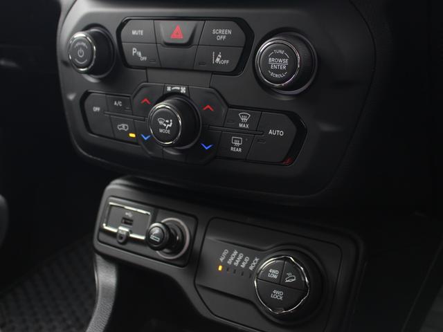 ジープ・レネゲード トレイルホーク　４ＷＤ　カープレイ　純正ナビ　地デジ　バックカメラ　ＥＴＣ（9枚目）