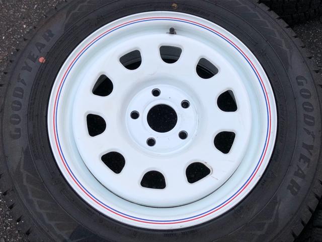 オプション　スタッドレスタイア　　トリコロールストライプ付き　ホワイトスチールホィール