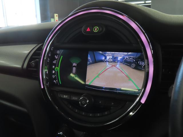ＭＩＮＩ クーパー　５ＤＯＯＲ／ミッドナイトブラック／禁煙車／衝突軽減ブレーキ／純正ナビゲーション／純正バックカメラ／ＥＴＣ付／ＬＥＤヘッドライト／ＡＵＴＯライト／ＡＵＴＯワイパー／ボンネットストライプ（7枚目）