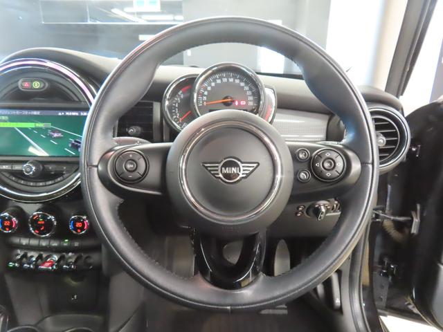ＭＩＮＩ クーパー　５ＤＯＯＲ／ミッドナイトブラック／禁煙車／衝突軽減ブレーキ／純正ナビゲーション／純正バックカメラ／ＥＴＣ付／ＬＥＤヘッドライト／ＡＵＴＯライト／ＡＵＴＯワイパー／ボンネットストライプ（15枚目）