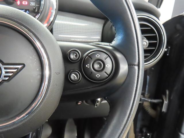 ＭＩＮＩ クーパー　５ＤＯＯＲ／ミッドナイトブラック／禁煙車／衝突軽減ブレーキ／純正ナビゲーション／純正バックカメラ／ＥＴＣ付／ＬＥＤヘッドライト／ＡＵＴＯライト／ＡＵＴＯワイパー／ボンネットストライプ（17枚目）