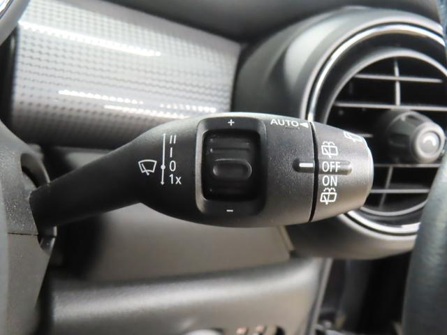 ＭＩＮＩ クーパー　５ＤＯＯＲ／ミッドナイトブラック／禁煙車／衝突軽減ブレーキ／純正ナビゲーション／純正バックカメラ／ＥＴＣ付／ＬＥＤヘッドライト／ＡＵＴＯライト／ＡＵＴＯワイパー／ボンネットストライプ（18枚目）