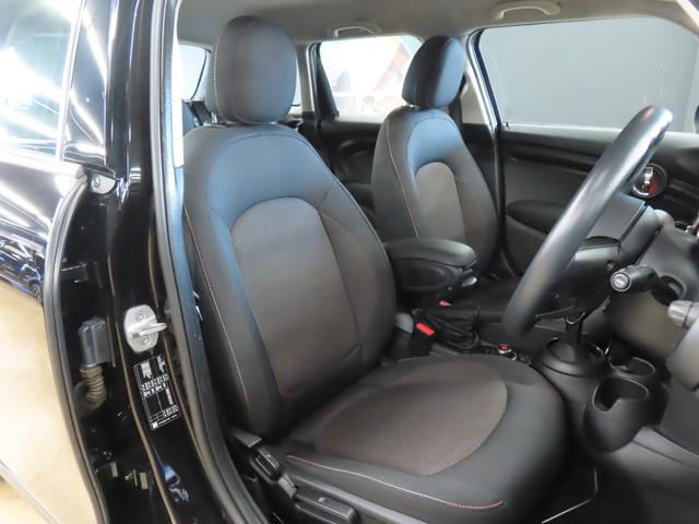 ＭＩＮＩ クーパー　５ＤＯＯＲ／ミッドナイトブラック／禁煙車／衝突軽減ブレーキ／純正ナビゲーション／純正バックカメラ／ＥＴＣ付／ＬＥＤヘッドライト／ＡＵＴＯライト／ＡＵＴＯワイパー／ボンネットストライプ（33枚目）