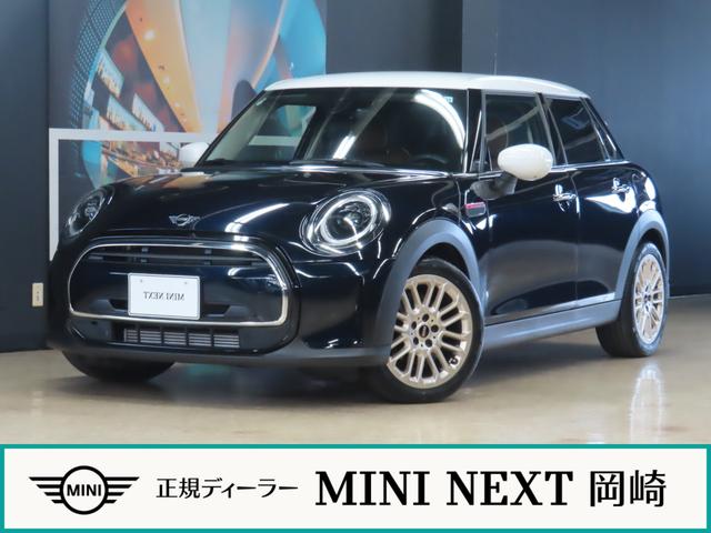 ＭＩＮＩ クーパー　５ＤＯＯＲ／エニグマティックブラック／アダプティブクルーズコントロール／衝突軽減ブレーキ／Ａｐｐｌｅ　ｃａｒ　ｐｌａｙ／純正バックカメラ／ＥＴＣ付／ＬＥＤヘッドライト／ＡＵＴＯライト／ＡＵＴＯワイパー（2枚目）
