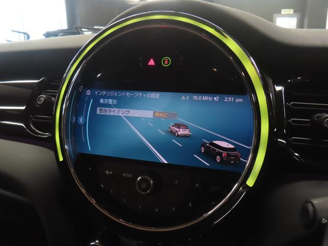 ＭＩＮＩ クーパー　５ＤＯＯＲ／エニグマティックブラック／アダプティブクルーズコントロール／衝突軽減ブレーキ／Ａｐｐｌｅ　ｃａｒ　ｐｌａｙ／純正バックカメラ／ＥＴＣ付／ＬＥＤヘッドライト／ＡＵＴＯライト／ＡＵＴＯワイパー（8枚目）