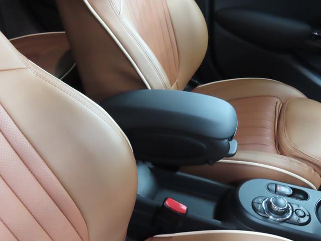 ＭＩＮＩ クーパー　５ＤＯＯＲ／エニグマティックブラック／アダプティブクルーズコントロール／衝突軽減ブレーキ／Ａｐｐｌｅ　ｃａｒ　ｐｌａｙ／純正バックカメラ／ＥＴＣ付／ＬＥＤヘッドライト／ＡＵＴＯライト／ＡＵＴＯワイパー（12枚目）