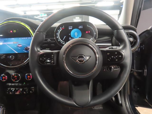 ＭＩＮＩ クーパー　５ＤＯＯＲ／エニグマティックブラック／アダプティブクルーズコントロール／衝突軽減ブレーキ／Ａｐｐｌｅ　ｃａｒ　ｐｌａｙ／純正バックカメラ／ＥＴＣ付／ＬＥＤヘッドライト／ＡＵＴＯライト／ＡＵＴＯワイパー（15枚目）