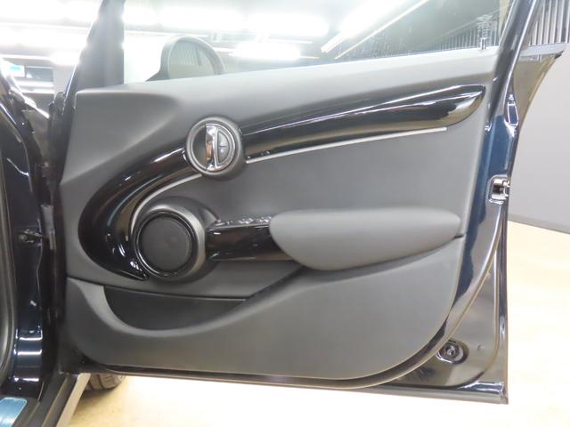 ＭＩＮＩ クーパー　５ＤＯＯＲ／エニグマティックブラック／アダプティブクルーズコントロール／衝突軽減ブレーキ／Ａｐｐｌｅ　ｃａｒ　ｐｌａｙ／純正バックカメラ／ＥＴＣ付／ＬＥＤヘッドライト／ＡＵＴＯライト／ＡＵＴＯワイパー（44枚目）