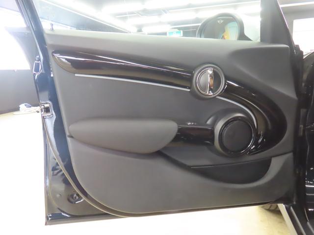 ＭＩＮＩ クーパー　５ＤＯＯＲ／エニグマティックブラック／アダプティブクルーズコントロール／衝突軽減ブレーキ／Ａｐｐｌｅ　ｃａｒ　ｐｌａｙ／純正バックカメラ／ＥＴＣ付／ＬＥＤヘッドライト／ＡＵＴＯライト／ＡＵＴＯワイパー（45枚目）