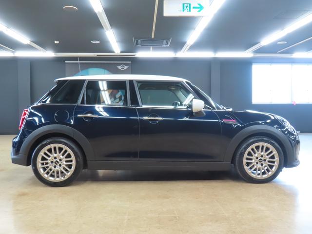 ＭＩＮＩ クーパー　５ＤＯＯＲ／エニグマティックブラック／アダプティブクルーズコントロール／衝突軽減ブレーキ／Ａｐｐｌｅ　ｃａｒ　ｐｌａｙ／純正バックカメラ／ＥＴＣ付／ＬＥＤヘッドライト／ＡＵＴＯライト／ＡＵＴＯワイパー（55枚目）