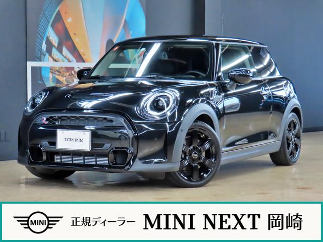 ＭＩＮＩ クーパーＳ　クラシック・トリム　３ＤＯＯＲ／エニグマティックブラック／禁煙車／Ａｐｐｌｅ　ｃａｒ　ｐｌａｙ／衝突軽減ブレーキ／純正バックカメラ／ＥＴＣ付／ＬＥＤヘッドライト／ＡＵＴＯライト／ＡＵＴＯワイパー／コンフォートアクセス（2枚目）