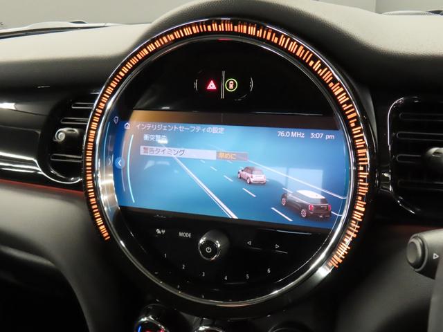 ＭＩＮＩ クーパーＳ　クラシック・トリム　３ＤＯＯＲ／エニグマティックブラック／禁煙車／Ａｐｐｌｅ　ｃａｒ　ｐｌａｙ／衝突軽減ブレーキ／純正バックカメラ／ＥＴＣ付／ＬＥＤヘッドライト／ＡＵＴＯライト／ＡＵＴＯワイパー／コンフォートアクセス（8枚目）