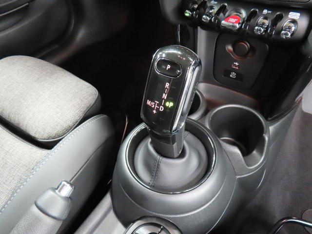ＭＩＮＩ クーパーＳ　クラシック・トリム　３ＤＯＯＲ／エニグマティックブラック／禁煙車／Ａｐｐｌｅ　ｃａｒ　ｐｌａｙ／衝突軽減ブレーキ／純正バックカメラ／ＥＴＣ付／ＬＥＤヘッドライト／ＡＵＴＯライト／ＡＵＴＯワイパー／コンフォートアクセス（9枚目）
