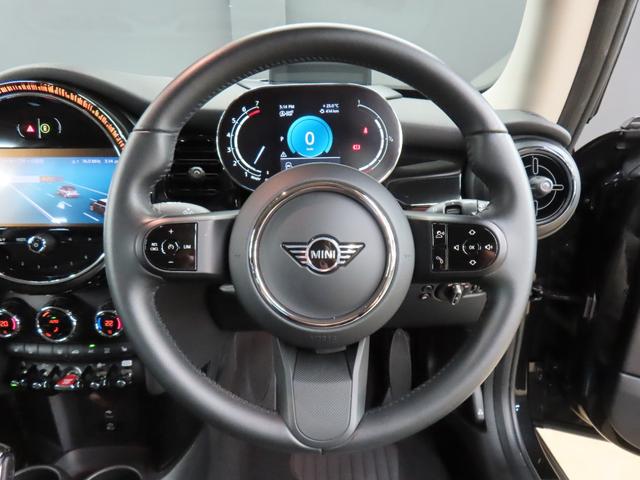 ＭＩＮＩ クーパーＳ　クラシック・トリム　３ＤＯＯＲ／エニグマティックブラック／禁煙車／Ａｐｐｌｅ　ｃａｒ　ｐｌａｙ／衝突軽減ブレーキ／純正バックカメラ／ＥＴＣ付／ＬＥＤヘッドライト／ＡＵＴＯライト／ＡＵＴＯワイパー／コンフォートアクセス（14枚目）