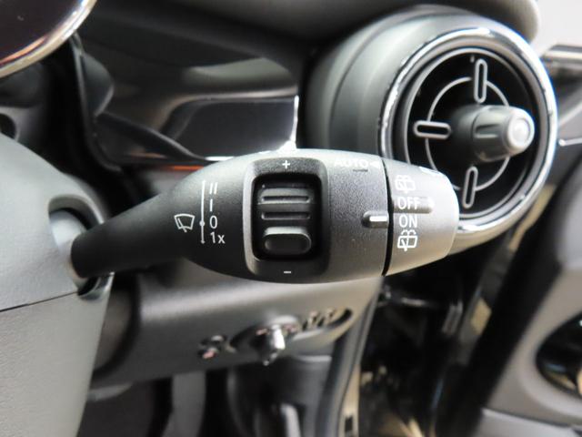 ＭＩＮＩ クーパーＳ　クラシック・トリム　３ＤＯＯＲ／エニグマティックブラック／禁煙車／Ａｐｐｌｅ　ｃａｒ　ｐｌａｙ／衝突軽減ブレーキ／純正バックカメラ／ＥＴＣ付／ＬＥＤヘッドライト／ＡＵＴＯライト／ＡＵＴＯワイパー／コンフォートアクセス（17枚目）