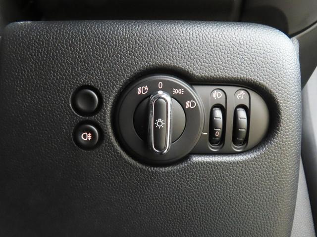 ＭＩＮＩ クーパーＳ　クラシック・トリム　３ＤＯＯＲ／エニグマティックブラック／禁煙車／Ａｐｐｌｅ　ｃａｒ　ｐｌａｙ／衝突軽減ブレーキ／純正バックカメラ／ＥＴＣ付／ＬＥＤヘッドライト／ＡＵＴＯライト／ＡＵＴＯワイパー／コンフォートアクセス（19枚目）