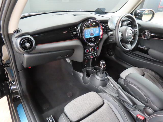 ＭＩＮＩ クーパーＳ　クラシック・トリム　３ＤＯＯＲ／エニグマティックブラック／禁煙車／Ａｐｐｌｅ　ｃａｒ　ｐｌａｙ／衝突軽減ブレーキ／純正バックカメラ／ＥＴＣ付／ＬＥＤヘッドライト／ＡＵＴＯライト／ＡＵＴＯワイパー／コンフォートアクセス（41枚目）