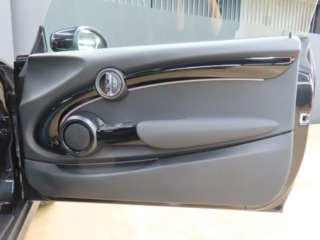ＭＩＮＩ クーパーＳ　クラシック・トリム　３ＤＯＯＲ／エニグマティックブラック／禁煙車／Ａｐｐｌｅ　ｃａｒ　ｐｌａｙ／衝突軽減ブレーキ／純正バックカメラ／ＥＴＣ付／ＬＥＤヘッドライト／ＡＵＴＯライト／ＡＵＴＯワイパー／コンフォートアクセス（43枚目）