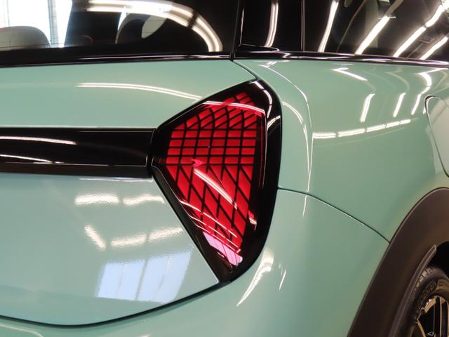 MINI クーパーC フェイバリット・トリム 3DOOR/オーシャンウェーブグリーン/Apple car play/ヘッドアップディスプレイ/アダプティブクルーズコントロール/衝突軽減ブレーキ/純正ナビゲーション/純正バックカメラ/ETC付(24枚目)