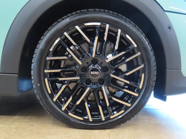 MINI クーパーC フェイバリット・トリム 3DOOR/オーシャンウェーブグリーン/Apple car play/ヘッドアップディスプレイ/アダプティブクルーズコントロール/衝突軽減ブレーキ/純正ナビゲーション/純正バックカメラ/ETC付(27枚目)
