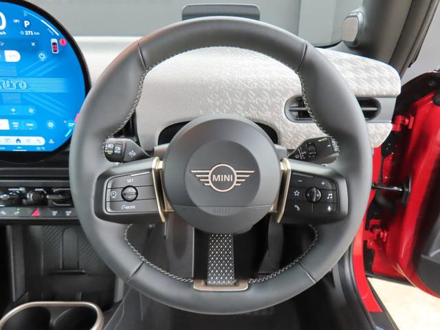 MINI クーパーC フェイバリット・トリム 3DOOR/チリレッド/Apple car play/ヘッドアップディスプレイ/アダプティブクルーズコントロール/衝突軽減ブレーキ/純正ナビゲーション/純正バックカメラ/ETC付(17枚目)