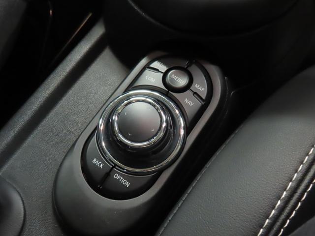 MINI クーパーD クラシック・トリム 3DOOR/アイランドブルー/認定中古車/禁煙車/衝突軽減ブレーキ/純正ナビゲーション/純正バックカメラ/ETC/LEDヘッドライト/AUTOライト/AUTOワイパー/オットマン/コンフォートアクセス(11枚目)