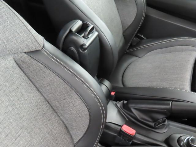 MINI クーパーD クラシック・トリム 3DOOR/アイランドブルー/認定中古車/禁煙車/衝突軽減ブレーキ/純正ナビゲーション/純正バックカメラ/ETC/LEDヘッドライト/AUTOライト/AUTOワイパー/オットマン/コンフォートアクセス(14枚目)