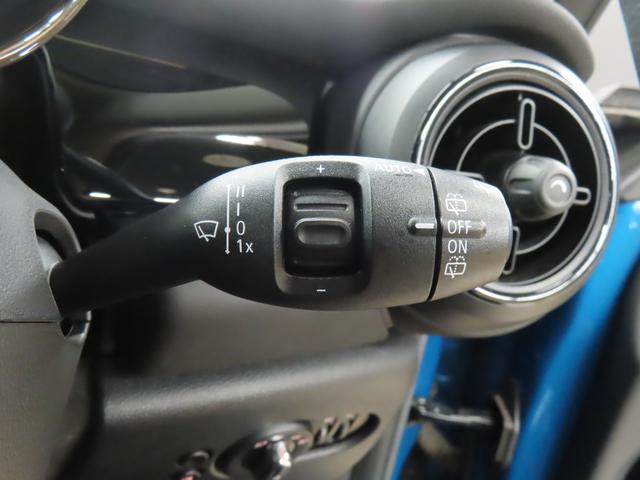 MINI クーパーD クラシック・トリム 3DOOR/アイランドブルー/認定中古車/禁煙車/衝突軽減ブレーキ/純正ナビゲーション/純正バックカメラ/ETC/LEDヘッドライト/AUTOライト/AUTOワイパー/オットマン/コンフォートアクセス(18枚目)